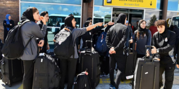 Jogadoras da seleção feminina do Irã voltam ao país após desistirem de pedido de asilo na Austrália