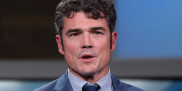 FBI investiga diretor dos EUA que criticou a guerra ao renunciar por suspeita de vazar informações confidenciais, diz site