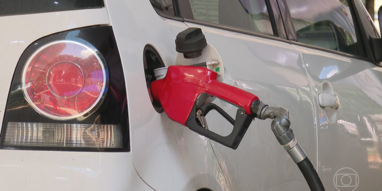 Petróleo em alta encarece diesel e gasolina; veja como guerra pesa no bolso do brasileiro