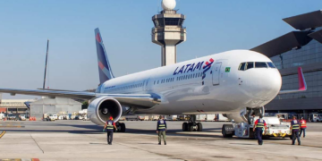 Latam terá que indenizar família de bebê barrada em voo e deixada sem comida