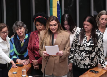 Câmara aprova prisão de até 40 anos para agressor que matar filho para causar sofrimento à mulher