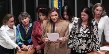 Câmara aprova prisão de até 40 anos para agressor que matar filho para causar sofrimento à mulher