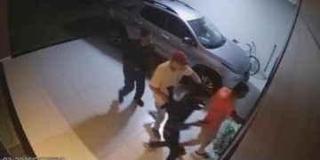 Bandidos invadem casa, fazem família refém e acabam baleados em confronto com a PM