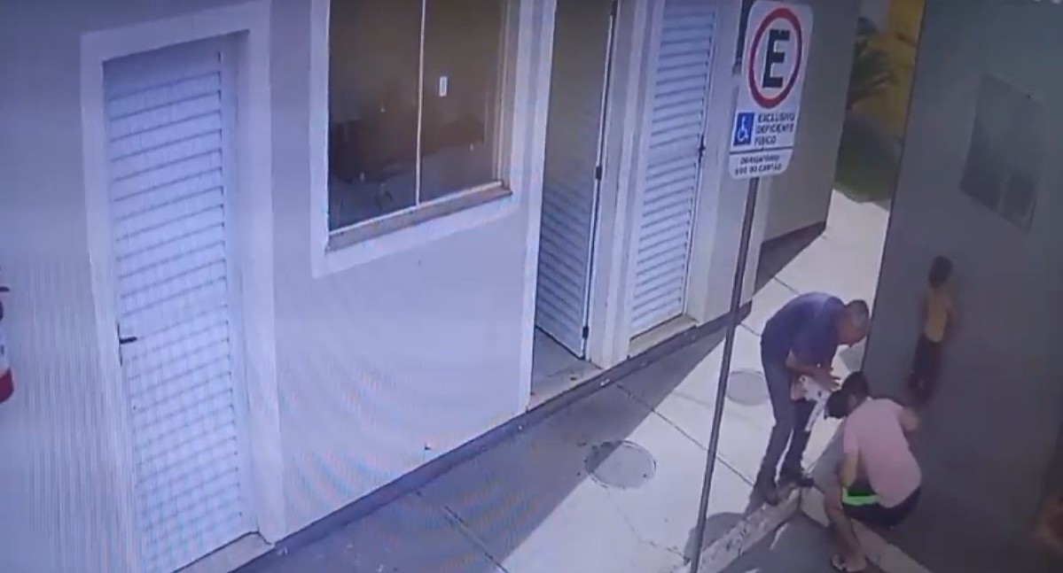 Zelador salva bebê engasgada em condomínio em Cuiabá