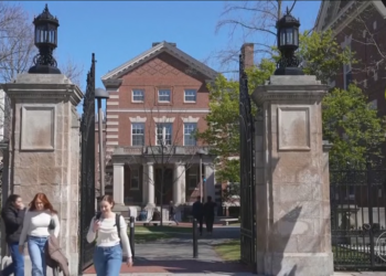 Governo Trump processa Harvard por não combater antissemitismo na universidade e ameaça cortar subsídios