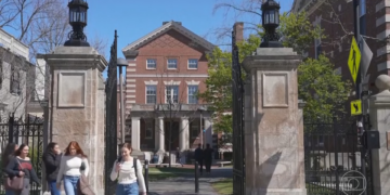 Governo Trump processa Harvard por não combater antissemitismo na universidade e ameaça cortar subsídios