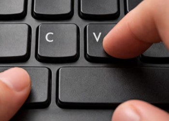 “Se precisar de ajustes, estou à disposição”: os rastros da IA em documentos oficiais