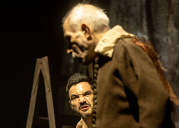 Caio e Ricardo Blat relêem Kafka em peça sobre mazelas e obsessões dos artistas