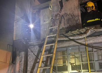 Incêndio destrói veículos e atinge comércio no bairro Santa Helena em Cuiabá