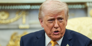 Trump diz que o Irã 'está morto' e aponta o Partido Democrata como o 'maior inimigo' dos EUA