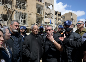 Netanyahu visita local atacado pelo Irã e diz que 'Israel inteira é linha de frente'; VÍDEO