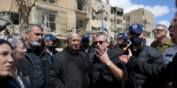 Netanyahu visita local atacado pelo Irã e diz que 'Israel inteira é linha de frente'; VÍDEO