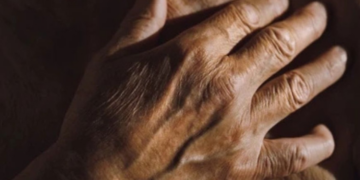 Avó pede medida protetiva contra neto de 15 anos que a aterrorizava dentro de casa