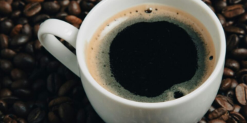 Café e humor: a ciência explica se a bebida realmente faz bem ao cérebro