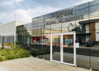 Pais acusados de matar próprio bebê de 1 mês enfrentam júri nesta quarta