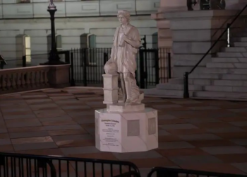 Donald Trump coloca estátua de Cristóvão Colombo na Casa Branca