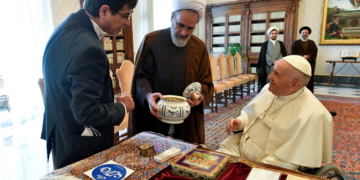 Irã anuncia líder supremo interino Alireza Arafi, que comandará processo para substituir Khamenei