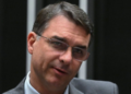 Por que Flávio Bolsonaro votou a favor do PL da Misoginia?