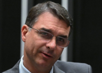 Por que Flávio Bolsonaro votou a favor do PL da Misoginia?