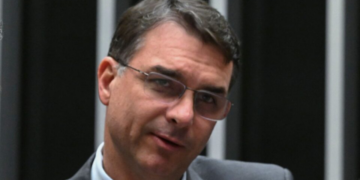 Por que Flávio Bolsonaro votou a favor do PL da Misoginia?