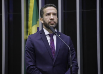 Janones chama Flávio Bolsonaro de vagabundo e diz que Lula "vai levar uma taca se não descer o cacete no senador"