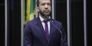 Janones chama Flávio Bolsonaro de vagabundo e diz que Lula "vai levar uma taca se não descer o cacete no senador"