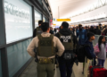 VÍDEO: mulher e filha são detidas por agentes do ICE em aeroporto de São Francisco, nos EUA