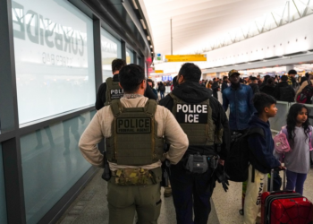 VÍDEO: mulher e filha são detidas por agentes do ICE em aeroporto de São Francisco, nos EUA