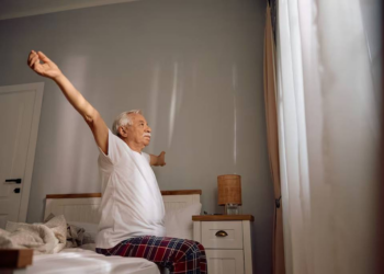 Por que o sono fica mais superficial à medida que envelhecemos, e como isso afeta a saúde