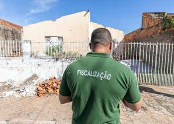 Proprietários pagarão multas acumuladas por matagal, lixo e focos de dengue em Cuiabá
