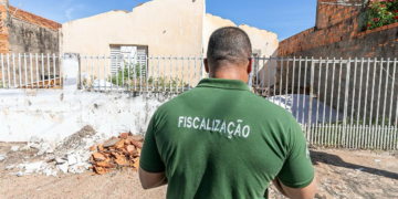 Proprietários pagarão multas acumuladas por matagal, lixo e focos de dengue em Cuiabá