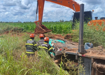 Motorista de caminhão morre esmagado por pá carregadeira na MT-423