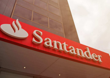 Santander é condenado a indenizar idosa após Justiça provar fraude em empréstimo consignado