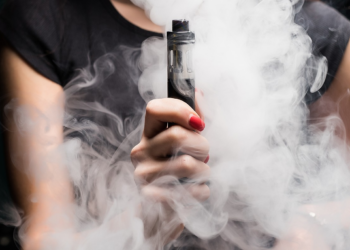 Adolescentes do Centro Oeste são os que mais usam "vape" no Brasil; meninas de escolas públicas lideram o vício