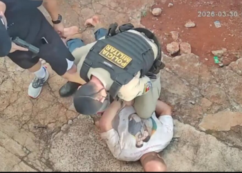 Vídeo mostra momento em que suspeito de feminicídio é preso em Apucarana