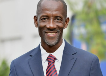 Negro e filho de imigrantes: quem é o prefeito de uma das maiores cidades da região parisiense, alvo de racismo