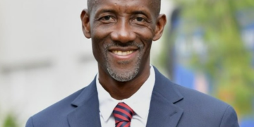 Negro e filho de imigrantes: quem é o prefeito de uma das maiores cidades da região parisiense, alvo de racismo