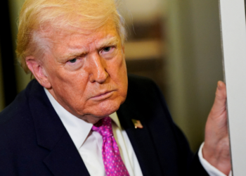 Trump avalia encerrar guerra contra o Irã mesmo com Estreito de Ormuz fechado, diz jornal