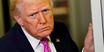 Trump avalia encerrar guerra contra o Irã mesmo com Estreito de Ormuz fechado, diz jornal