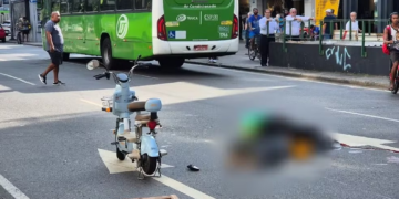 Mãe e filho de 9 anos morrem atropelados por ônibus após queda de bicicleta elétrica