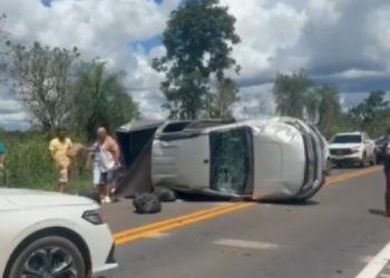 S10 capota e duas crianças ficam feridas; vídeo