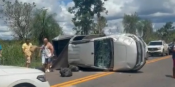 S10 capota e duas crianças ficam feridas; vídeo