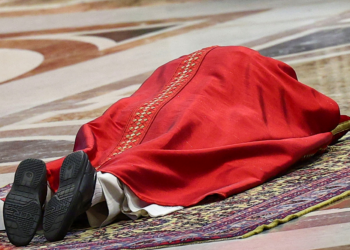 Papa Leão XIV reza deitado no chão ao celebrar a Paixão de Cristo