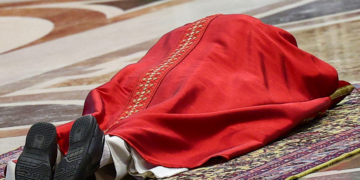 Papa Leão XIV reza deitado no chão ao celebrar a Paixão de Cristo