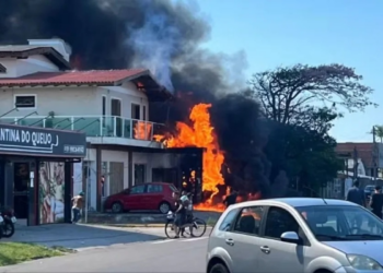 Avião cai sobre restaurante e quatro pessoas morrem