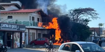 Avião cai sobre restaurante e quatro pessoas morrem