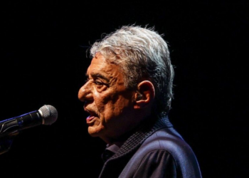 Depois de polêmica com Neymar, Chico Buarque muda de nome