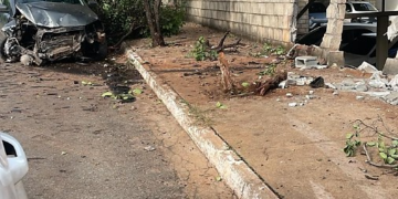 Homem destrói muro de condomínio em Cuiabá e estraga carros; vídeo