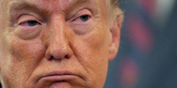 Trump assina decreto endurecendo regras para votar pelo correio, mas usou método na semana passada