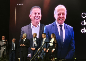 Mauro Mendes passa faixa de governador e oficializa Pivetta no comando do Estado; veja vídeo